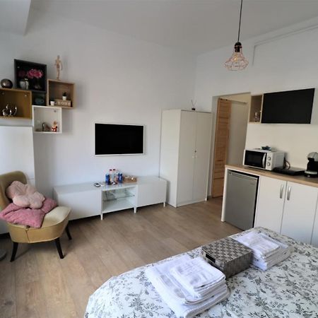 Lovely City Center Apartment - Free Minibar Bucarest Esterno foto