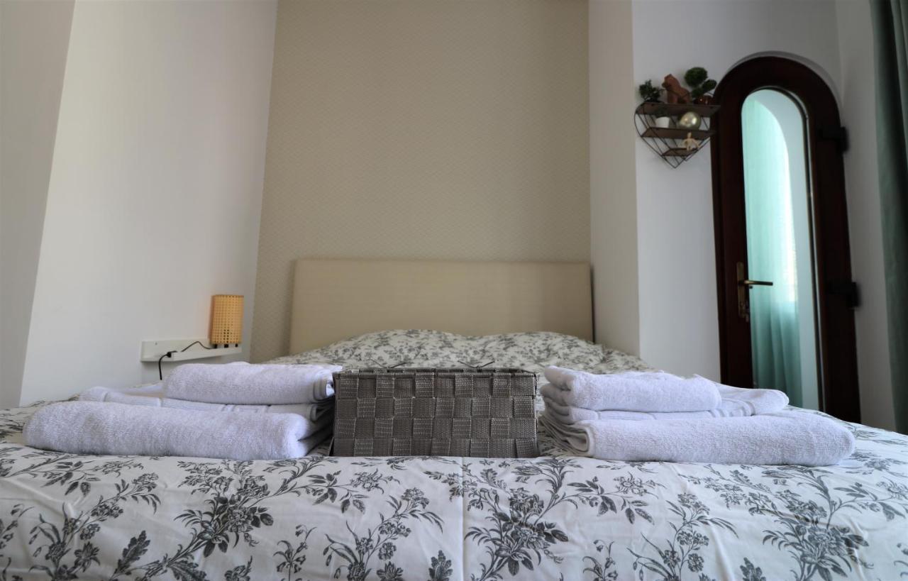 Lovely City Center Apartment - Free Minibar Bucarest Esterno foto